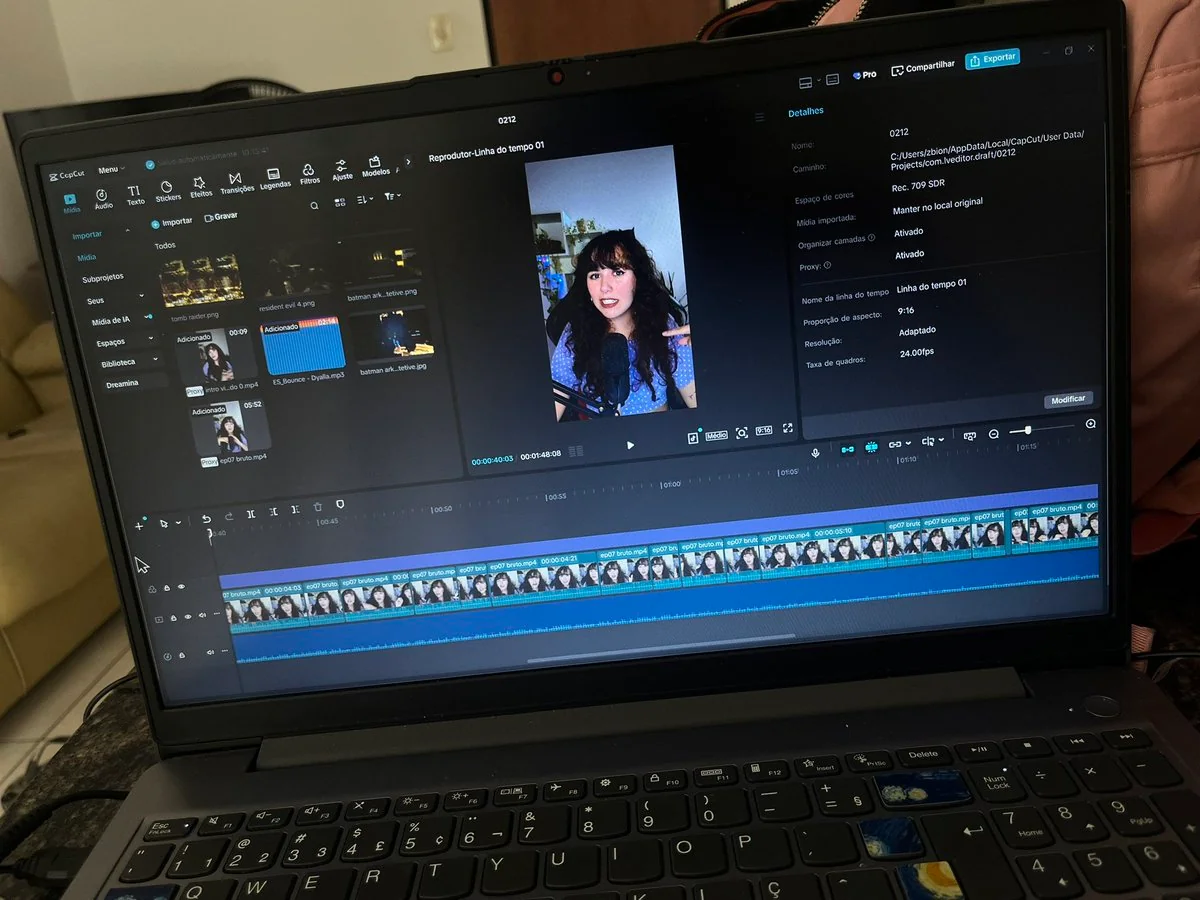 Vídeo vertical de uma criadora em edição no CapCut, com prévia e linha do tempo visíveis no notebook